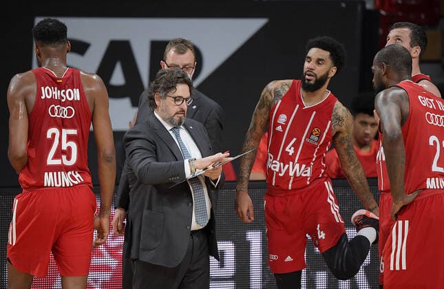 30.04.2021, xemx, Basketball Turkish Airlines Euroleague Spiel 4, FC Bayern Muenchen Basketball - AX Armani Exchange Milan emspor, v.l. Head Coach Andrea Trinchieri (FC Bayern Basketball) gibt Anweisungen, gestikuliert mit den Armen, gesticulate, gives instructions an das Team Muenchen
