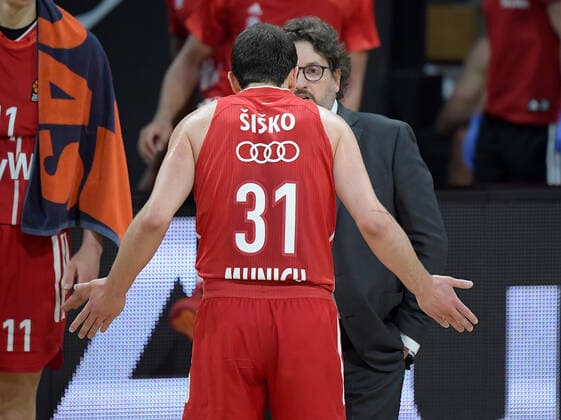30.04.2021, xemx, Basketball Turkish Airlines Euroleague Spiel 4, FC Bayern Muenchen Basketball - AX Armani Exchange Milan emspor, v.l. Zan Mark Sisko (FC Bayern Basketball), Head Coach Andrea Trinchieri (FC Bayern Basketball) Muenchen