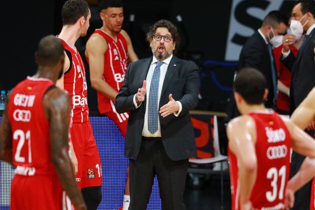 Trainer Andrea Trinchieri und seine Spieler, Mannschaft 21 James Gist, 16 Paul Zipser, 2 Wade Baldwin, 31 Zan Mark Sisko(FCBB) Basketball, EuroLeague, Playoff, FC Bayern München vs. Olimpia Milano im Audi Dome am 30.04.2021, Spiel 4, FOTO: Mladen Lackovic LakoPress