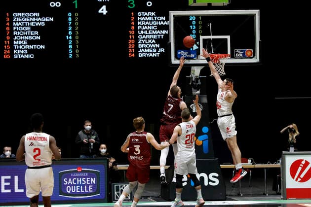 30.04.2021, easyCredit Basketball Bundesliga, BBL, Saison 2020 2021, Herren, Chemnitz Niners - JobStairs Giessen 46ers Jonas Richter, Niners Chemnitz, Scottie James Jr., JobStairs Giessen 46ers Chemnitz Messe Chemnitz Sachsen Germany