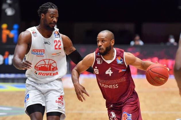 Chemnitz, Deutschland 30. April 2021: BBL - 2020 2021 - Niners Chemnitz vs. Giessen 46ers v. li. im Zweikampf Chad Brown (Giessen) und Virgil Matthews (Chemnitz) Messe Chemnitz Sachsen Copyright: xFotostandx xDostmannx