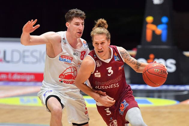 Chemnitz, Deutschland 30. April 2021: BBL - 2020 2021 - Niners Chemnitz vs. Giessen 46ers v. li. im Zweikampf Alen Pjanic (Giessen) und Malte Ziegenhagen (Chemnitz) Messe Chemnitz Sachsen Copyright: xFotostandx xDostmannx