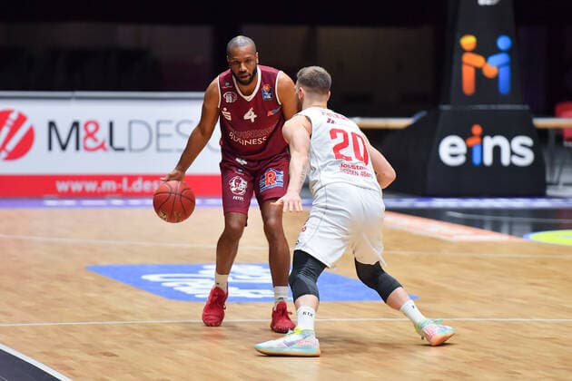 Chemnitz, Deutschland 30. April 2021: BBL - 2020 2021 - Niners Chemnitz vs. Giessen 46ers v. li. im Zweikampf Virgil Matthews (Chemnitz) und Ferdinand Zylka (Giessen) Messe Chemnitz Sachsen Copyright: xFotostandx xDostmannx
