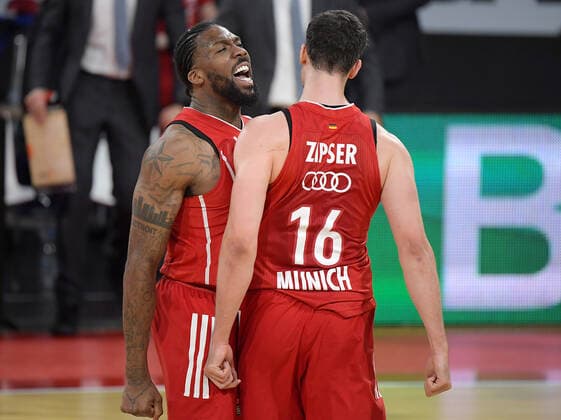 30.04.2021, xemx, Basketball Turkish Airlines Euroleague Spiel 4, FC Bayern Muenchen Basketball - AX Armani Exchange Milan emspor, v.l. Jalen Reynolds (FC Bayern Basketball), Paul Zipser (FC Bayern Basketball) jubelt nach dem Dunking Muenchen