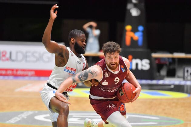 Chemnitz, Deutschland 30. April 2021: BBL - 2020 2021 - Niners Chemnitz vs. Giessen 46ers v. li. im Zweikampf Jonathan Stark (Giessen) und Dominique Johnson (Chemnitz) Messe Chemnitz Sachsen Copyright: xFotostandx xDostmannx