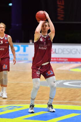 Chemnitz, Deutschland 30. April 2021: BBL - 2020 2021 - Niners Chemnitz vs. Giessen 46ers Freiwurf von Jonas Richter (Chemnitz) Messe Chemnitz Sachsen Copyright: xFotostandx xDostmannx