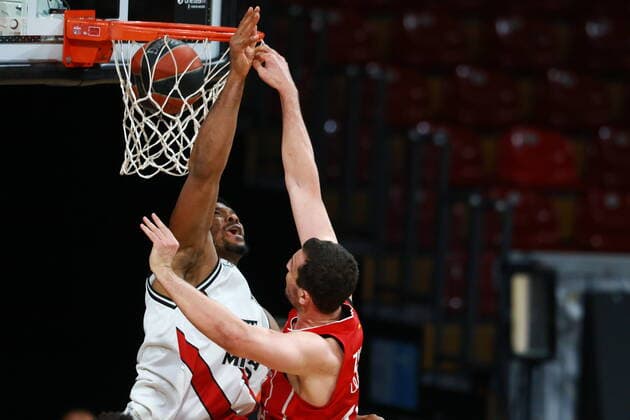 16 Paul Zipser (FCBB) rot, trifft per Dunk, Dunking, gegen 2 Zach LeDay (Olimpia Milano) Basketball, EuroLeague, Playoff, FC Bayern München vs. Olimpia Milano im Audi Dome am 30.04.2021, Spiel 4, FOTO: Mladen Lackovic LakoPress