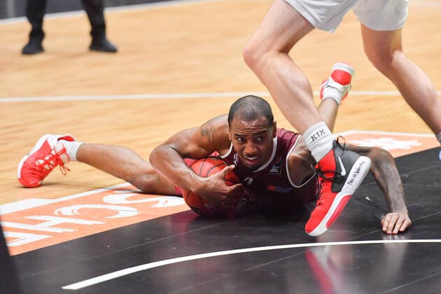 Chemnitz, Deutschland 30. April 2021: BBL - 2020 2021 - Niners Chemnitz vs. Giessen 46ers Isiaha Mike (Chemnitz) am Boden Messe Chemnitz Sachsen Copyright: xFotostandx xDostmannx