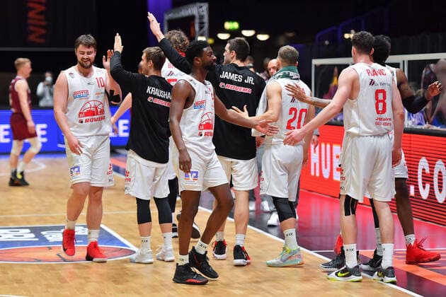 Chemnitz, Deutschland 30. April 2021: BBL - 2020 2021 - Niners Chemnitz vs. Giessen 46ers Jubel der Spieler der Giessen 46ers nach dem Schlusspfiff Messe Chemnitz Sachsen Copyright: xFotostandx xDostmannx