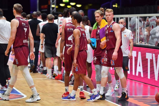 Chemnitz, Deutschland 30. April 2021: BBL - 2020 2021 - Niners Chemnitz vs. Giessen 46ers Enttäuschung Enttaeuschung bei den Spielers der Niners Chemnitz mit Luis Figge (Chemnitz) (1. v.r.) Messe Chemnitz Sachsen Copyright: xFotostandx xDostmannx