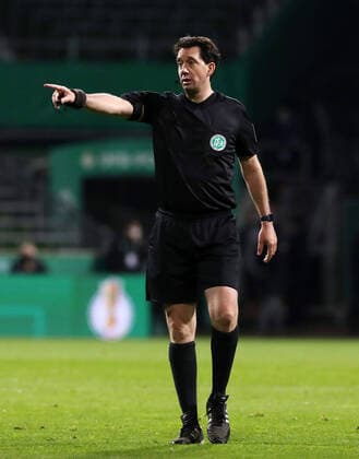 Bremen - RB Leipzig 30.04.2021 Bremen, 30.04.2021, Weserstadion, Fussball, DFB Pokal Halbfinale , SV Werder Bremen vs. RB Leipzig , Im Bild: Schiedsrichter Manuel Gräfe Graefe , DFB regulations prohibit any use of photographs as image sequences and or quasi-video ,