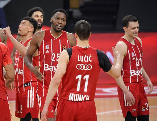 30.04.2021, xemx, Basketball Turkish Airlines Euroleague Spiel 4, FC Bayern Muenchen Basketball - AX Armani Exchange Milan emspor, v.l. Mannschaft, Spieler, jubeln nach Spielende, celebrate at the end of the match Muenchen
