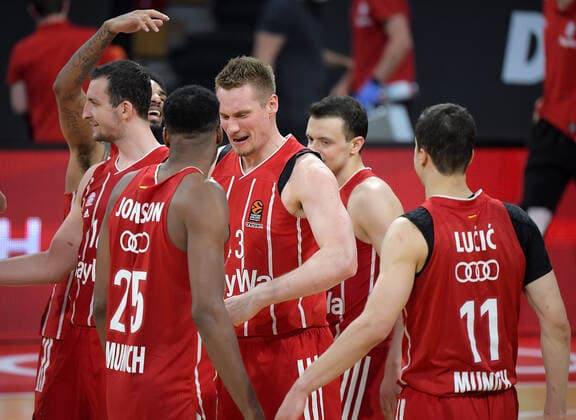 30.04.2021, xemx, Basketball Turkish Airlines Euroleague Spiel 4, FC Bayern Muenchen Basketball - AX Armani Exchange Milan emspor, v.l. Mannschaft, Spieler, jubeln nach Spielende, celebrate at the end of the match Muenchen