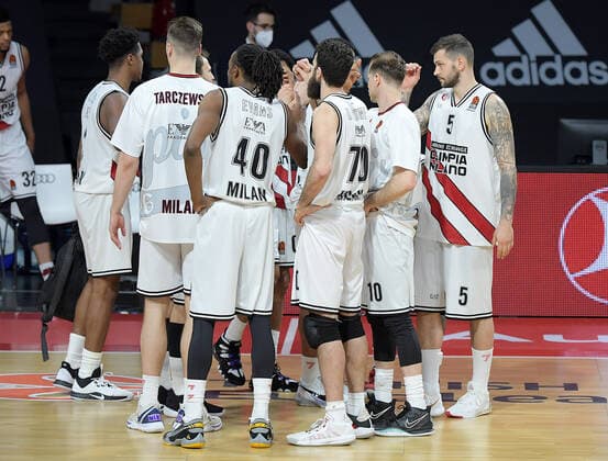 30.04.2021, xemx, Basketball Turkish Airlines Euroleague Spiel 4, FC Bayern Muenchen Basketball - AX Armani Exchange Milan emspor, v.l. Mannschaft, Spieler, enttaeuscht, enttaeuscht schauend nach Spielende, dissapointed at the end of the match Muenchen