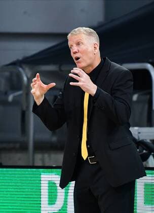 BAMBERG 30.04.2021 --- Basketball ---- easycredit 1. Basketball Bundesliga ---- 31. Spieltag: Brose Bamberg vs MHP Riesen Luswigsburg --- John Patrick (Headcoach MHP Riesen Ludwigsburg) gibt Anweisung --- Foto: Hans-Martin Issler isslerimages ---- Brose Bamberg vs MHP Riesen Luswigsburg