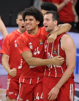 30.04.2021, xemx, Basketball Turkish Airlines Euroleague Spiel 4, FC Bayern Muenchen Basketball - AX Armani Exchange Milan emspor, v.l. Mannschaft, Spieler, jubeln nach Spielende, celebrate at the end of the match Muenchen