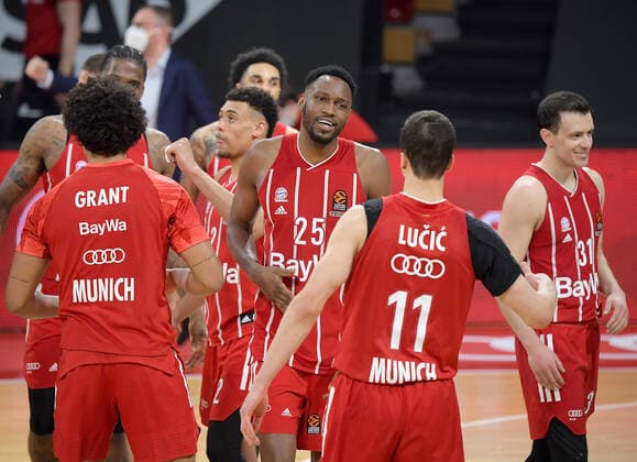 30.04.2021, xemx, Basketball Turkish Airlines Euroleague Spiel 4, FC Bayern Muenchen Basketball - AX Armani Exchange Milan emspor, v.l. Mannschaft, Spieler, jubeln nach Spielende, celebrate at the end of the match Muenchen