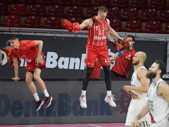 30.04.2021, xemx, Basketball Turkish Airlines Euroleague Spiel 4, FC Bayern Muenchen Basketball - AX Armani Exchange Milan emspor, v.l. Mannschaft, Spieler, jubeln nach Spielende, celebrate at the end of the match Muenchen