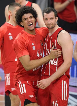 30.04.2021, xemx, Basketball Turkish Airlines Euroleague Spiel 4, FC Bayern Muenchen Basketball - AX Armani Exchange Milan emspor, v.l. Mannschaft, Spieler, jubeln nach Spielende, celebrate at the end of the match Muenchen