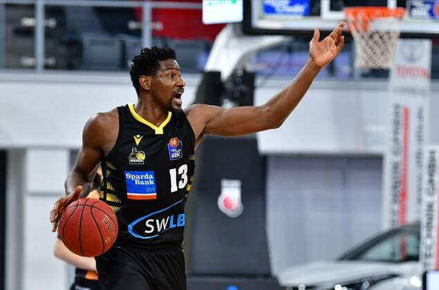 BAMBERG 30.04.2021 --- Basketball ---- easycredit 1. Basketball Bundesliga ---- 31. Spieltag: Brose Bamberg vs MHP Riesen Luswigsburg --- Yorman Polas Bartolo (13, MHP Riesen Ludwigsburg) versucht sein Team anzutreiben --- Foto: Hans-Martin Issler isslerimages ---- Brose Bamberg vs MHP Riesen Luswigsburg