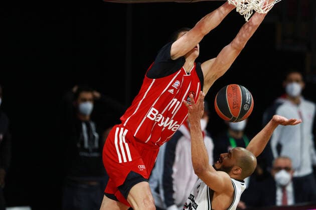 11 Vladimir Lucic (FCBB) rot, erzielt per Dunk, Dunking das wichtige 82-82 gegen 31 Shavon Shields (Olimpia Milano) Basketball, EuroLeague, Playoff, FC Bayern München vs. Olimpia Milano im Audi Dome am 30.04.2021, Spiel 4, FOTO: Mladen Lackovic LakoPress