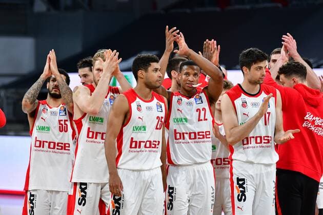 BAMBERG 30.04.2021 --- Basketball ---- easycredit 1. Basketball Bundesliga ---- 31. Spieltag: Brose Bamberg vs MHP Riesen Ludwigsburg --- Bamberg feiert den Sieg --- Foto: Hans-Martin Issler isslerimages ---- Brose Bamberg vs MHP Riesen Ludwigsburg