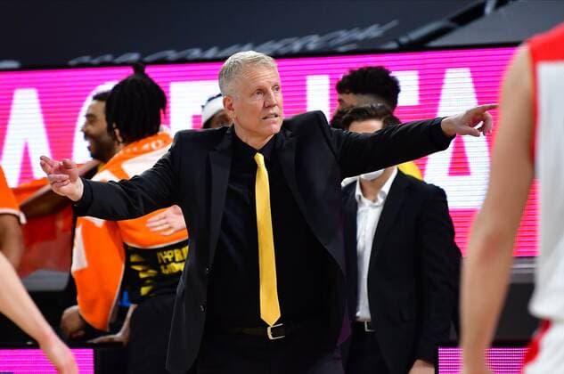 BAMBERG 30.04.2021 --- Basketball ---- easycredit 1. Basketball Bundesliga ---- 31. Spieltag: Brose Bamberg vs MHP Riesen Ludwigsburg --- John Patrick (Headcoach MHP Riesen Ludwigsburg) gibt Anweisung --- Foto: Hans-Martin Issler isslerimages ---- Brose Bamberg vs MHP Riesen Ludwigsburg