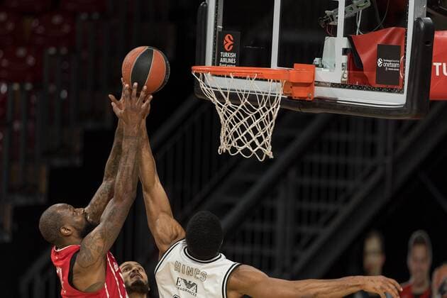 Basketball, Euroleague, day0}.04.2021, FC Bayern München - Armani Olimpia Mailand. Im Bild James GIST III (FC Bayern München, 21) und Kyle HINES (Armani Olimpia Mailand, 42) Rebound. München Audi Dome Bayern Deutschland Copyright: Passion2Press.dex xMarkusxFischerx