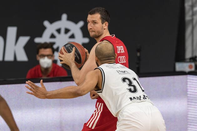 Basketball, Euroleague, day0}.04.2021, FC Bayern München - Armani Olimpia Mailand. Im Bild Paul ZIPSER (FC Bayern München, 16) und Shavon SHIELDS (Armani Olimpia Mailand, 31). München Audi Dome Bayern Deutschland Copyright: Passion2Press.dex xMarkusxFischerx