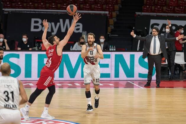 Basketball, Euroleague, day0}.04.2021, FC Bayern München - Armani Olimpia Mailand. Im Bild Sergio RODRIGUEZ (Armani Olimpia Mailand, 13) Pass Zuspiel Ball, Paul ZIPSER (FC Bayern München, 16). München Audi Dome Bayern Deutschland Copyright: Passion2Press.dex xMarkusxFischerx