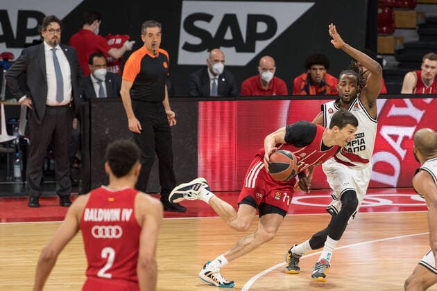 Basketball, Euroleague, day0}.04.2021, FC Bayern München - Armani Olimpia Mailand. Im Bild Vladimir LUCIC (FC Bayern München, 11) und Jeremy EVANS (Armani Olimpia Mailand, 40). München Audi Dome Bayern Deutschland Copyright: Passion2Press.dex xMarkusxFischerx