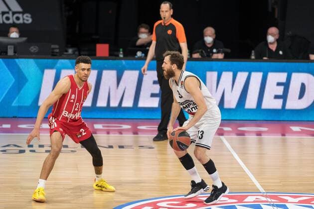 Basketball, Euroleague, day0}.04.2021, FC Bayern München - Armani Olimpia Mailand. Im Bild Wade BALDWIN (FC Bayern München, 2) und Sergio RODRIGUEZ (Armani Olimpia Mailand, 13) Dribbling Ball. München Audi Dome Bayern Deutschland Copyright: Passion2Press.dex xMarkusxFischerx