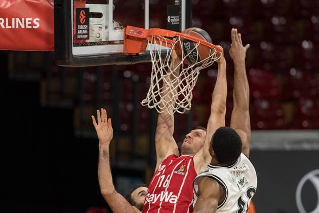 Basketball, Euroleague, day0}.04.2021, FC Bayern München - Armani Olimpia Mailand. Im Bild Paul ZIPSER (FC Bayern München, 16) Korb Dunk und Kyle HINES (Armani Olimpia Mailand, 42). München Audi Dome Bayern Deutschland Copyright: Passion2Press.dex xMarkusxFischerx