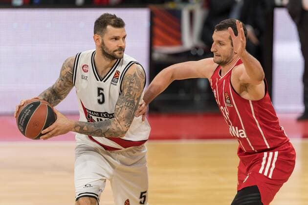 Basketball, Euroleague, day0}.04.2021, FC Bayern München - Armani Olimpia Mailand. Im Bild Vladimir MICOV (Armani Olimpia Mailand, 5) Dribbling Ball und Paul ZIPSER (FC Bayern München, 16). München Audi Dome Bayern Deutschland Copyright: Passion2Press.dex xMarkusxFischerx