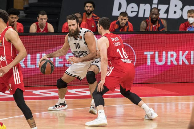 Basketball, Euroleague, day0}.04.2021, FC Bayern München - Armani Olimpia Mailand. Im Bild Luigi DATOME (Armani Olimpia Mailand, 70) und Paul ZIPSER (FC Bayern München, 16). München Audi Dome Bayern Deutschland Copyright: Passion2Press.dex xMarkusxFischerx