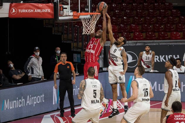 Basketball, Euroleague, day0}.04.2021, FC Bayern München - Armani Olimpia Mailand. Im Bild JaJuan JOHNSON (FC Bayern München, 25) Korb und Kevin PUNTER (Armani Olimpia Mailand, 0). München Audi Dome Bayern Deutschland Copyright: Passion2Press.dex xMarkusxFischerx