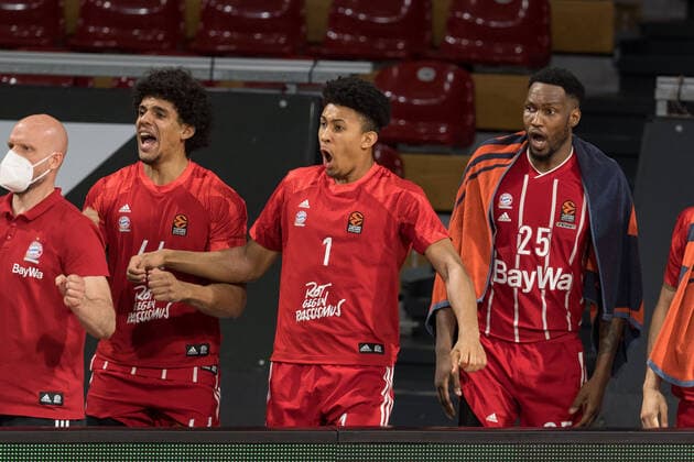 Basketball, Euroleague, day0}.04.2021, FC Bayern München - Armani Olimpia Mailand. Im Bild Sasha GRANT (FC Bayern München, 44), Jason GEORGE (FC Bayern München, 1) und JaJuan JOHNSON (FC Bayern München, 25) verwundert über dreier von Paul ZIPSER (FC Bayern München, 16 nicht im Bild). München Audi Dome Bayern Deutschland Copyright: Passion2Press.dex xMarkusxFischerx