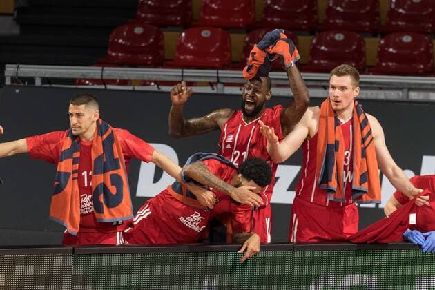 Basketball, Euroleague, day0}.04.2021, FC Bayern München - Armani Olimpia Mailand. Im Bild Diego FLACCADORI (FC Bayern München, 12), Dennis Jerome SEELEY (FC Bayern München, 4), JaJuan JOHNSON (FC Bayern München, 25)und Leon RADOSEVIC (FC Bayern München, 43) bejubeln Dreier von Paul ZIPSER (FC Bayern München, 16 nicht m Bild). München Audi Dome Bayern Deutschland Copyright: Passion2Press.dex xMarkusxFischerx