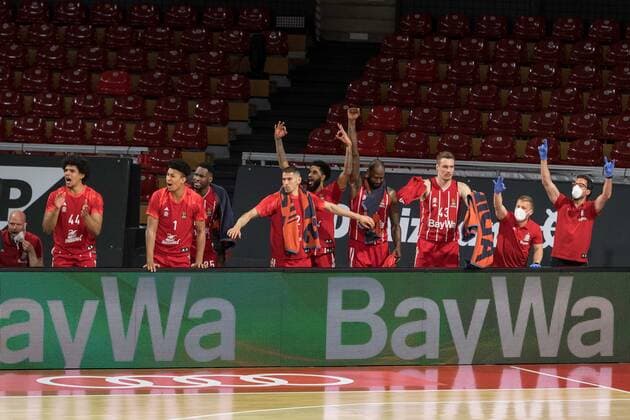 Basketball, Euroleague, day0}.04.2021, FC Bayern München - Armani Olimpia Mailand. Im Bild Bank Bayern bejubelt Dreier von Paul ZIPSER (FC Bayern München, 16 nicht im Bild). München Audi Dome Bayern Deutschland Copyright: Passion2Press.dex xMarkusxFischerx