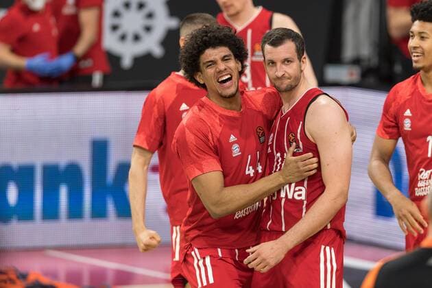 Basketball, Euroleague, day0}.04.2021, FC Bayern München - Armani Olimpia Mailand. Im Bild Sasha GRANT (FC Bayern München, 44) bejubelt Paul ZIPSER (FC Bayern München, 16). München Audi Dome Bayern Deutschland Copyright: Passion2Press.dex xMarkusxFischerx