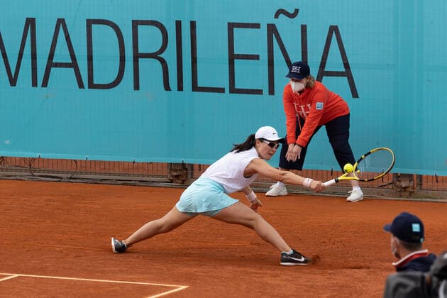 (210501) -- MADRID, May 1, 2021 -- Zheng Saisai of China returns the ball during the women s single 1st round match against Magda Linette of Poland at the Madrid Open tennis tournament in Madrid, Spain, April 30, 2021. ) (SP)SPAIN-MADRID-TENNIS-MADRID OPEN MengxDingbo 