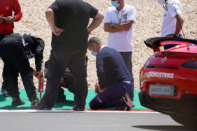 FORMULA 1 HEINEKEN PORTUGUESE GRAND PRIX 2021 30.04.2021, Autodromo Internacional do Algarve, Portimao, FORMULA 1 HEINEKEN PORTUGUESE GRAND PRIX 2021,im Bild Renndirektor Michael Masi (FIA) schaut sich die Ausbesserungen an der Strecke an. Das Training muss um 10 Minuten verschoben werden.