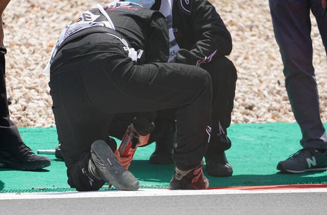 FORMULA 1 HEINEKEN PORTUGUESE GRAND PRIX 2021 30.04.2021, Autodromo Internacional do Algarve, Portimao, FORMULA 1 HEINEKEN PORTUGUESE GRAND PRIX 2021,im Bild Renndirektor Michael Masi (FIA) schaut sich die Ausbesserungen an der Strecke an. Das Training muss um 10 Minuten verschoben werden.