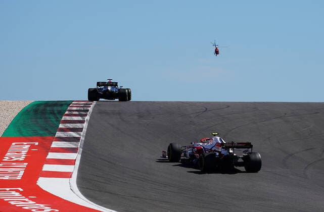 FORMULA 1 HEINEKEN PORTUGUESE GRAND PRIX 2021 30.04.2021, Autodromo Internacional do Algarve, Portimao, FORMULA 1 HEINEKEN PORTUGUESE GRAND PRIX 2021,im Bild Lewis Hamilton (GBR 44), Mercedes-AMG Petronas Formula One Team, Antonio Giovinazzi (ITA 99), Alfa Romeo Racing ORLEN verfolgt vom TV Hubschrauber.