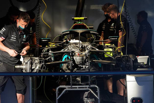 FORMULA 1 HEINEKEN PORTUGUESE GRAND PRIX 2021 30.04.2021, Autodromo Internacional do Algarve, Portimao, FORMULA 1 HEINEKEN PORTUGUESE GRAND PRIX 2021,im Bild Mechaniker arbeiten am Auto von Valtteri Bottas (FIN 77), Mercedes-AMG Petronas Formula One Team