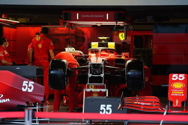 FORMULA 1 HEINEKEN PORTUGUESE GRAND PRIX 2021 30.04.2021, Autodromo Internacional do Algarve, Portimao, FORMULA 1 HEINEKEN PORTUGUESE GRAND PRIX 2021,im Bild Mechaniker arbeiten am Auto von Carlos Sainz Jr. (ESP 55), Scuderia Ferrari Mission Winnow
