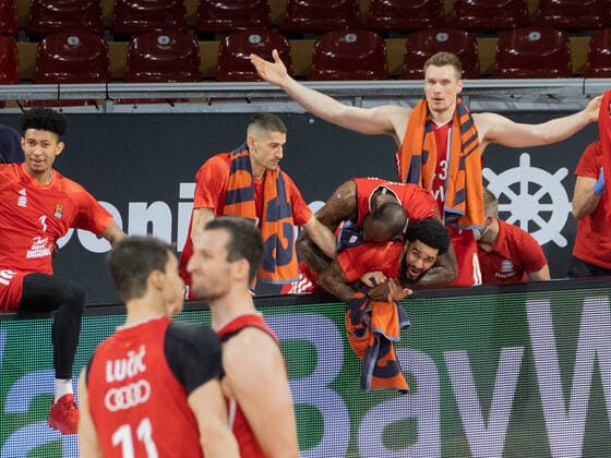 Jubel und Begeisterung auf der Bayern - Bank. Basketball, FC Bayern - Milano, Euroleague, Quaterfinal, match 4, Season 2020-2021, am 30.4.2021 in Muenchen, A U D I D O M E, Deutschland. Quelle Copyright Credit : Oryk HAIST