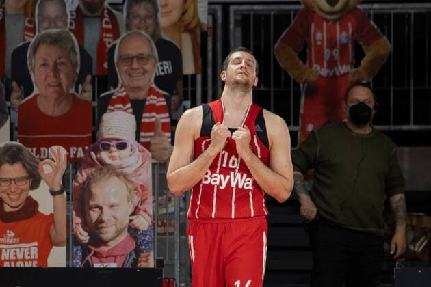 Bayerns 16 Paul ZIPSER nach Spielende. Basketball, FC Bayern - Milano, Euroleague, Quaterfinal, match 4, Season 2020-2021, am 30.4.2021 in Muenchen, A U D I D O M E, Deutschland. Quelle Copyright Credit : Oryk HAIST