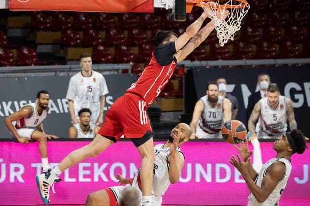Fuehrungstreffer in letzter Minute ... Bayerns 11 Vladimir LUCIC. Basketball, FC Bayern - Milano, Euroleague, Quaterfinal, match 4, Season 2020-2021, am 30.4.2021 in Muenchen, A U D I D O M E, Deutschland. Quelle Copyright Credit : Oryk HAIST