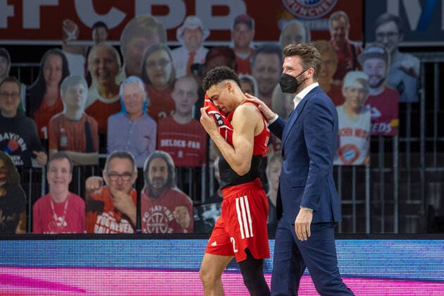 Bayerns 2 Wade BALDWIN IV und FCBB - Geschaeftsfuehrer Marko PESIC nach Spielende. Basketball, FC Bayern - Milano, Euroleague, Quaterfinal, match 4, Season 2020-2021, am 30.4.2021 in Muenchen, A U D I D O M E, Deutschland. Quelle Copyright Credit : Oryk HAIST